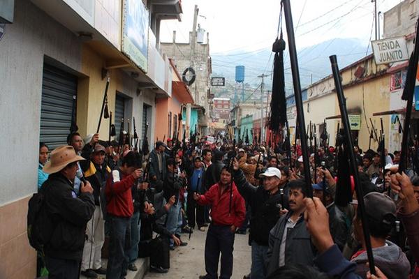 Alcaldes de los 48 Cantones tomaron temporalemnte la sede de Deocsa. (Foto Prensa Libre: Édgar Leonel Domínguez)<br _mce_bogus="1"/>