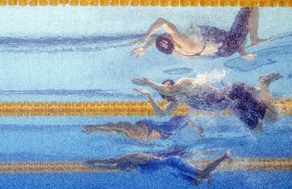 Lilly King (arriba) y la lituana Ruta Meilutyte en acción.