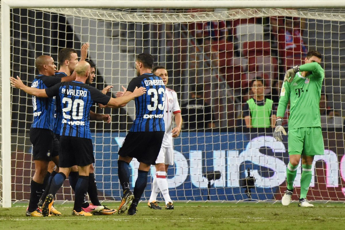 Los jugadores del Inter festejan luego de la primer anotación de Martins Eder. (Foto Prensa Libre: AFP)