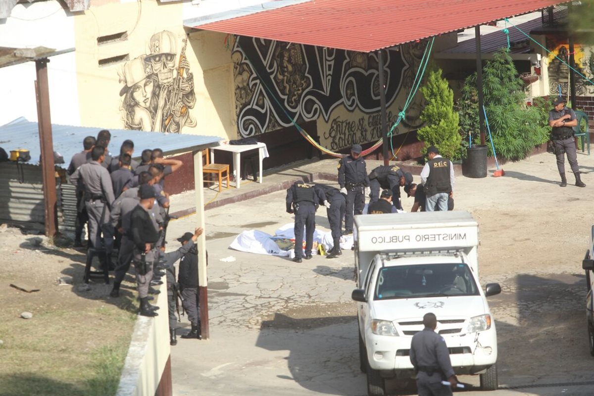 Tres reos fueron localizados muertos en el sector 11 del Centro Preventivo para Hombres, en la zona 18. (Foto Prensa Libre: Érick Ávila)