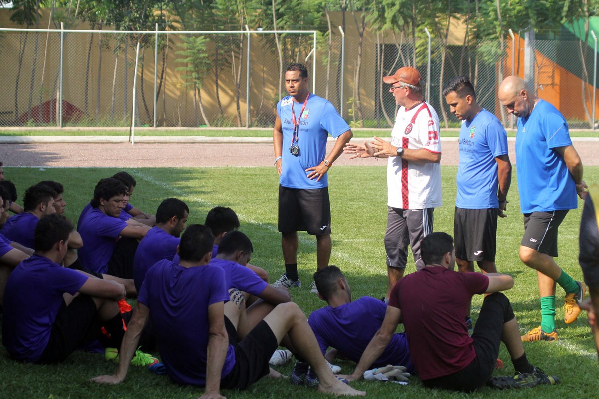 El técnico Ariel Sena habla con los jugadores durante el entrenamiento efectuado este lunes en el estadio David Cordón Hichos. (Foto Prensa Libre: Hugo Oliva).