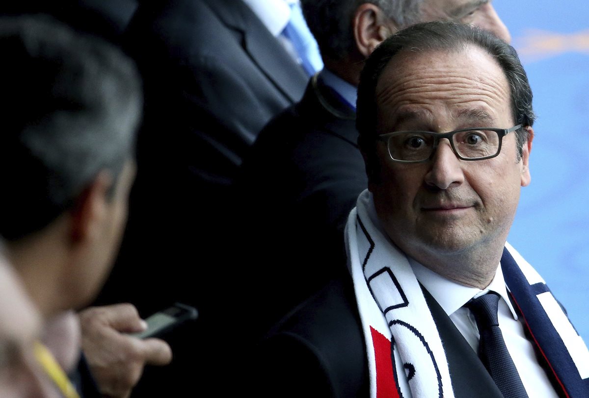 El presidente francés François Hollande antes del partido inaugural entre Francia y Rumanía en el estadio de Francia de Saint Denis. (Foto Prensa Libre: EFE)