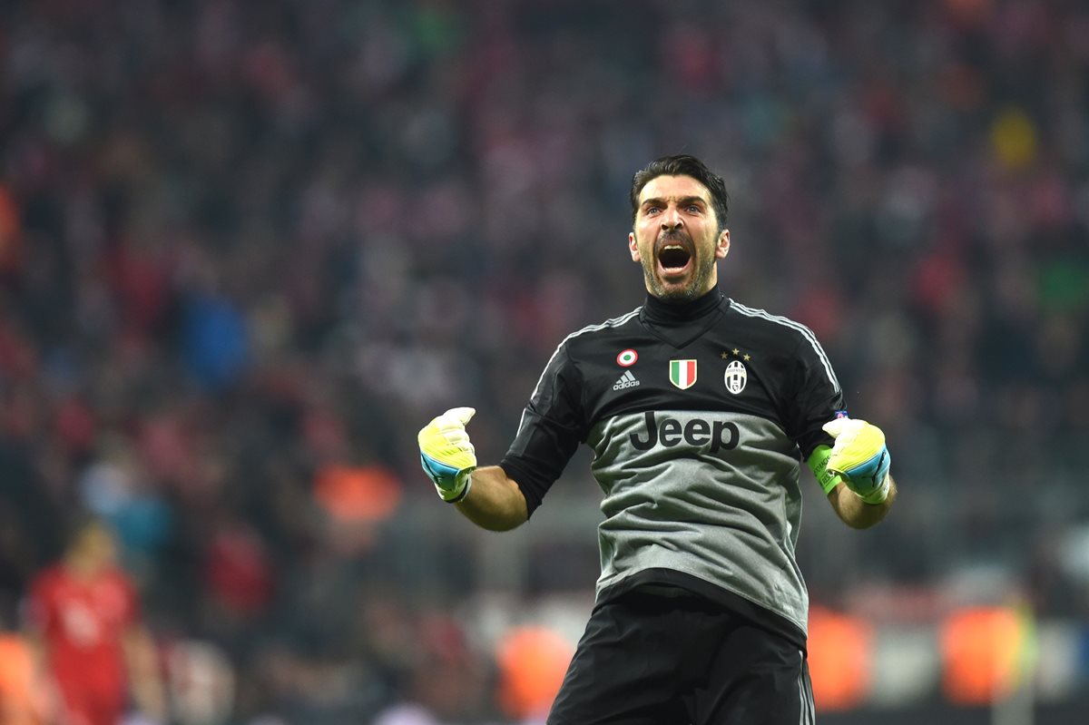Gianluigi Buffon, el sempiterno portero de Italia, disfruta de partidos amistosos ante rivales de prestigio como España el pasado jueves. (Foto Prnesa Libre: AFP)