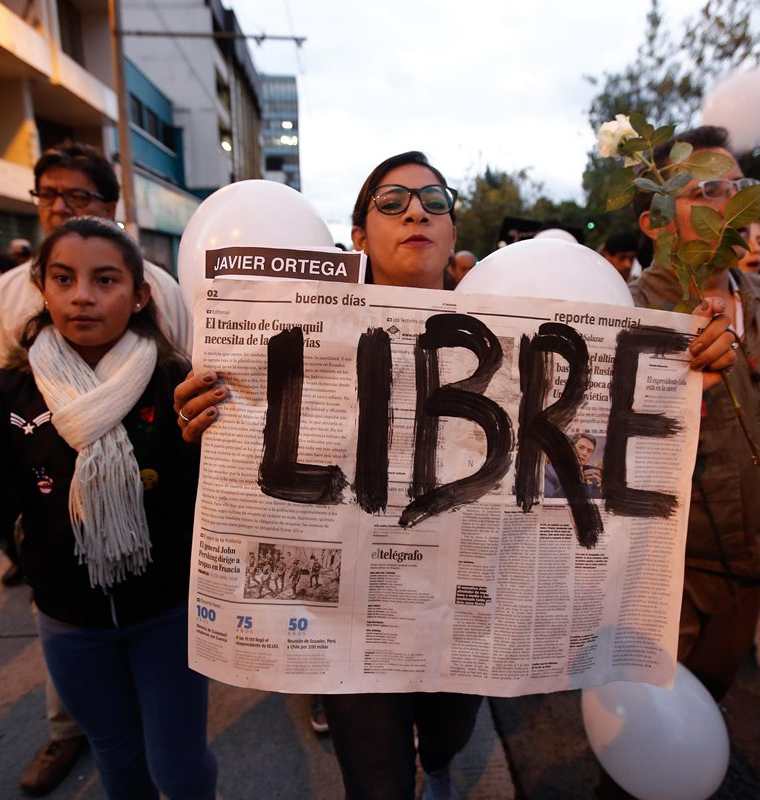 Marcha de familiares, amigos y colegas del equipo de prensa ecuatoriano secuestrado en la frontera con Colombia. (EFE).