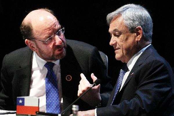El presidente de Chile, Sebastián Piñera (d), junto a su canciller Alfredo Moreno, en  la Cumbre de la Comunidad de Estados Latinoamericanos, durante el cual se firmó un acuerdo con El Salvador. (Foto Prensa Libre: EFE)