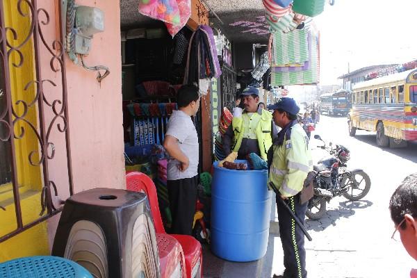 Agentes de  Tránsito retiran mercadería de las calles.