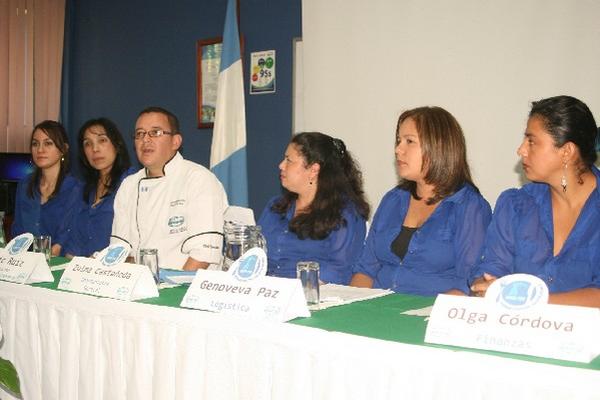 Jair  Ruiz, chef instructor del Intecap, junto a   estudiantes de gastronomía, informa sobre festival.