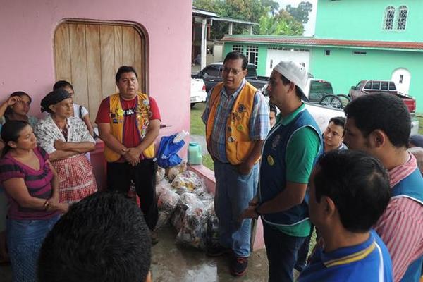 Miembros del Club de Leones de Guatemala llevan ayuda a damnificados por  sismos en San Rafael Pie de la Cuesta, San Marcos. (Foto Prensa Libre:  Édgar O. Girón)