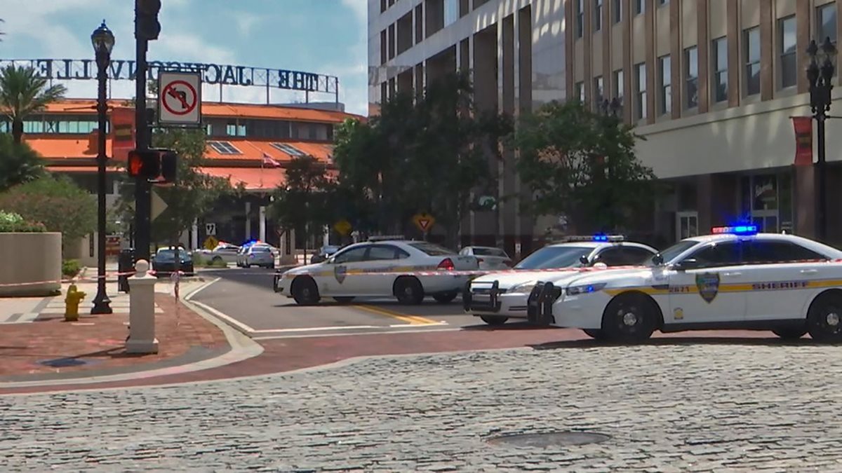 Autos policiales bloquean calle que conduce a Jacksonville (Foto Prensa Libre: AFP)