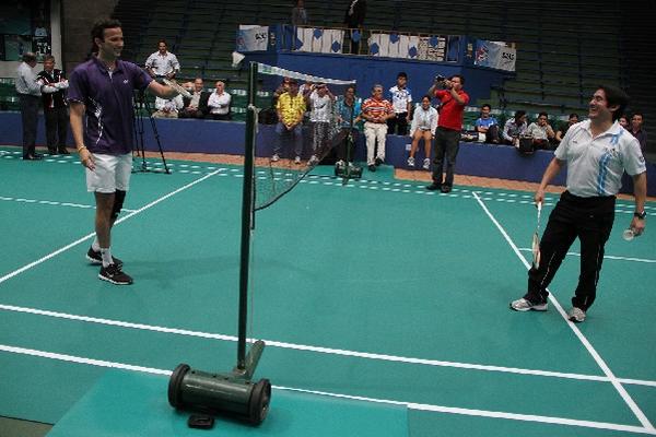 Kevin Cordón, con su raqueta y caminando sin bastón, se ejercitó ayer en el Coliseo de bádminton. (Foto Prensa Libre: cortesía COG)