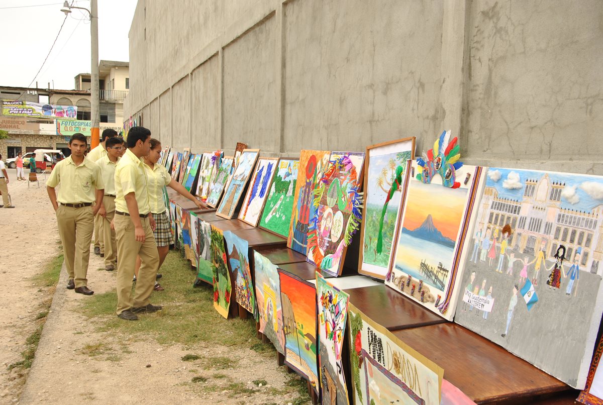 Exposición de pinturas en el colegio Sagrada Familia reúne cuadros elaborados por estudiantes, en San Benito, Petén. (Foto Prensa Libre: Rigoberto Escobar)