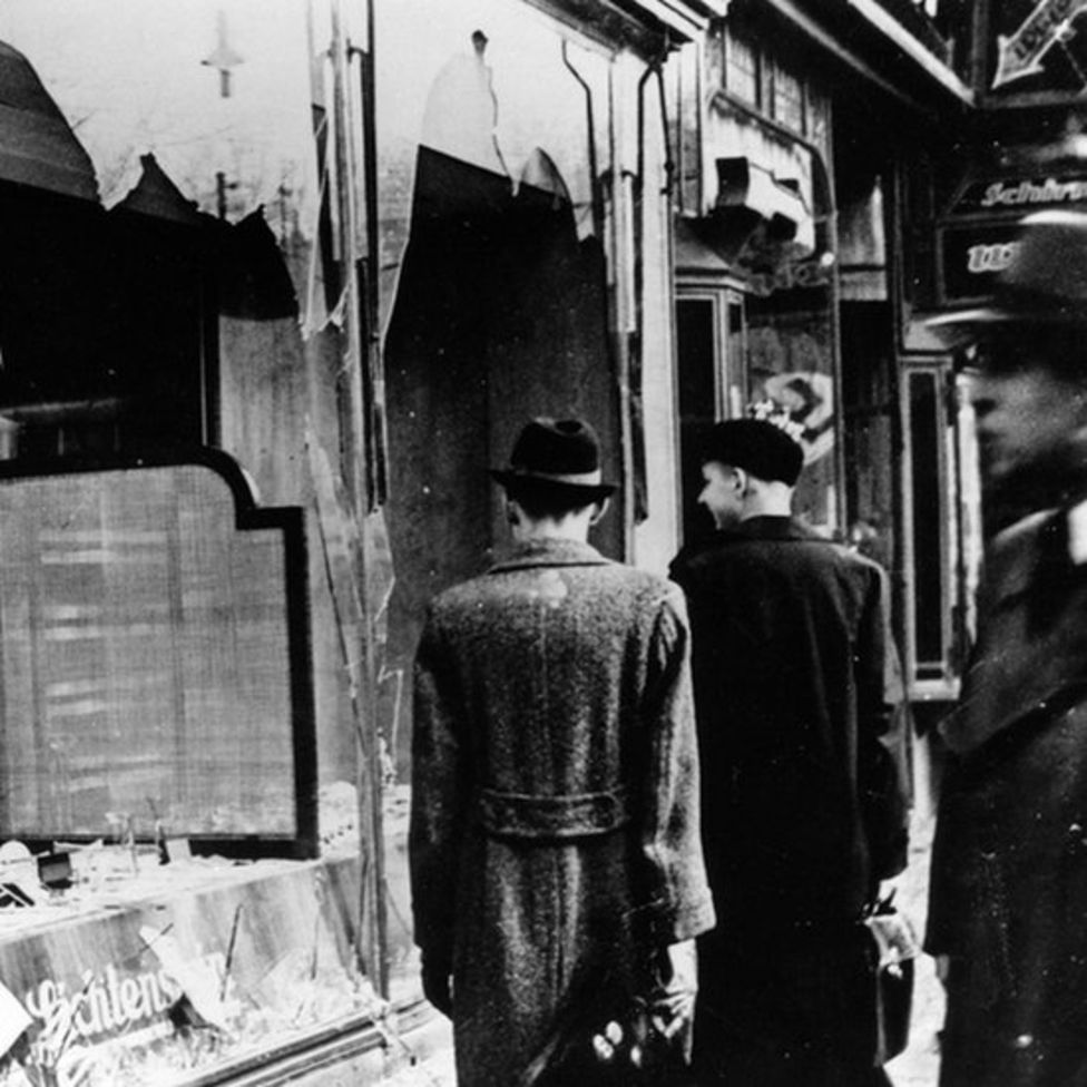 La vitrina de una tienda judía en Berlín, después de la Noche de los Vidrios Rotos. GETTY IMAGES