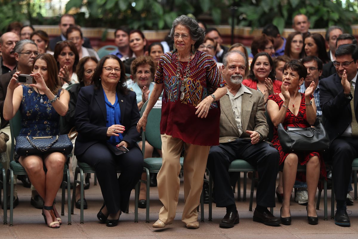 María Eugenia Gordillo Morales, periodista y directora de la Hemeroteca Nacional fue acompañada por su familia y destacadas personalidades.  (Foto Prensa Libre: Esbin Garcia).
