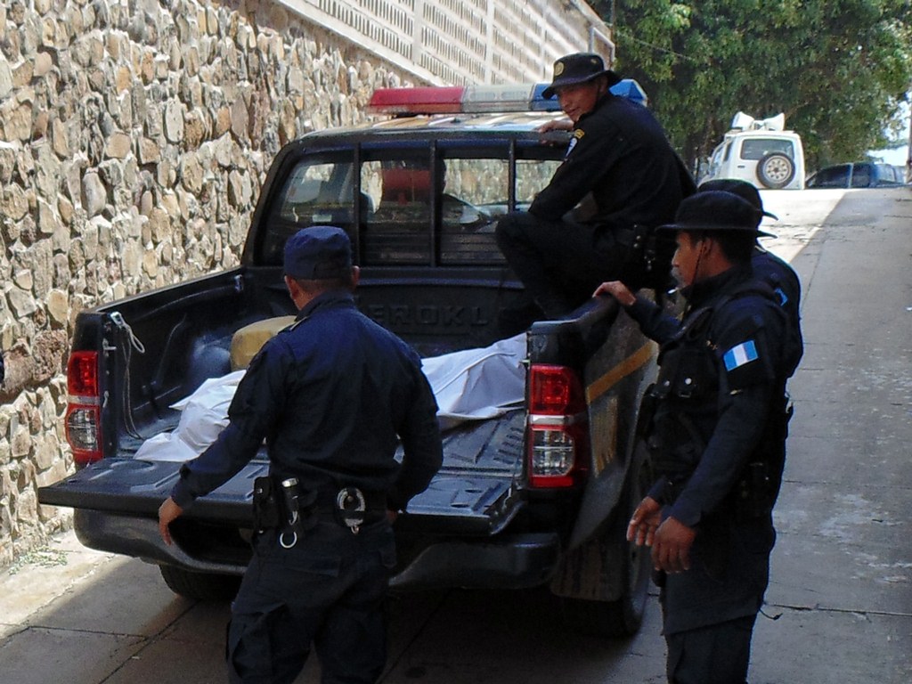 Agentes de la PNC trasladan el cadáver hacia la morgue de la ciudad de Jalapa. (Foto Prensa Libre: Hugo Oliva)