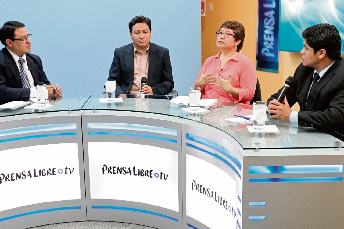 El observador electoral Marvin Pol y la investigadora de la PDH Ana Reyes —al centro— durante el programa Diálogo Libre. (Foto Prensa Libre: Esbin García)