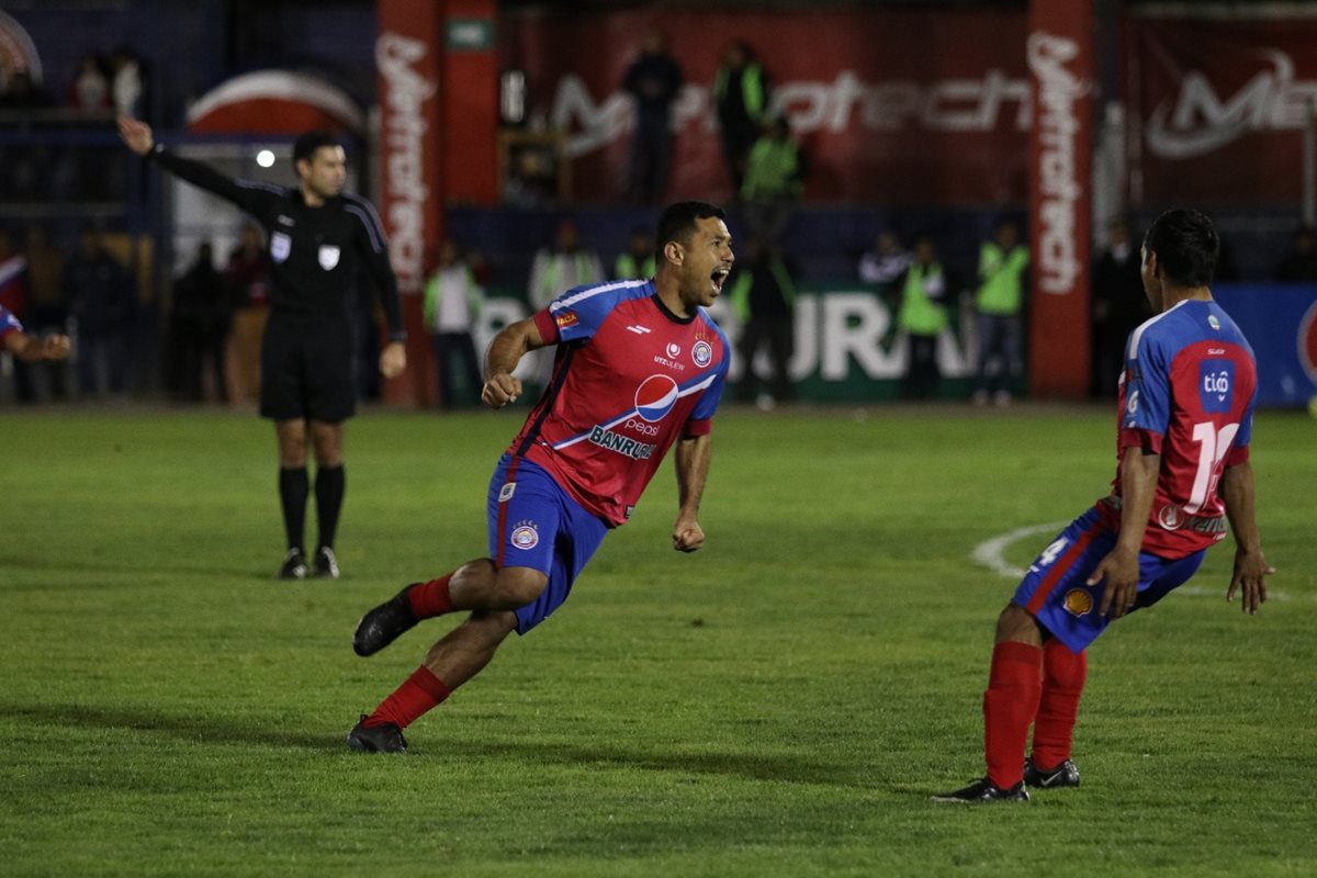 Mario Castellanos consiguió el gol del triunfo de Xelajú MC. (Foto Prensa Libre: Raúl Juárez)
