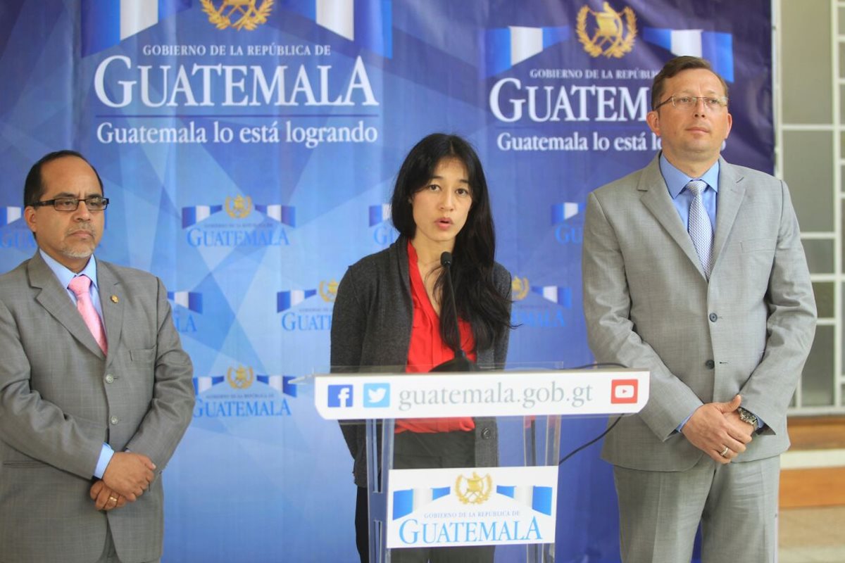 La ministra de Salud Lucrecia Hernández dijo en conferencia de prensa que hoy firmaría el acuerdo para comezar el diálogo con los sindicalistas. (Foto Prensa Libre: Esbin García)