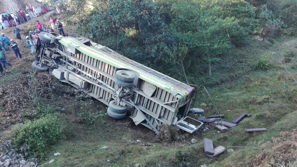 Autobús queda volcado en Tecpán Guatemala, Chimaltenango. (Foto Prensa Libre: @GonzlezJazmn)