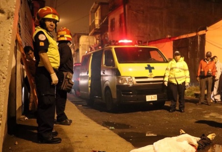 Socorristas hallan el cadáver de un hombre con señales de violencia en zona 7. (Foto Prensa Libre: Cortesía @bomberosmuni)