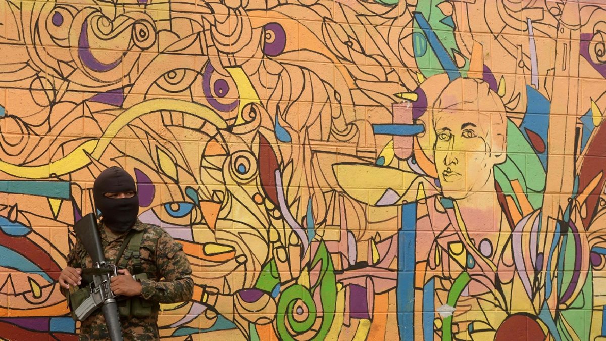 Un soldado partcipa en la campaña para limpiar el graffiti en Quezaltepeque. (Foto Prensa Libre: AFP)