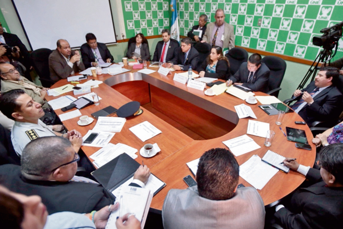 Funcionarios expusieron datos en el Congreso. (Foto Prensa Libre: José Castro)