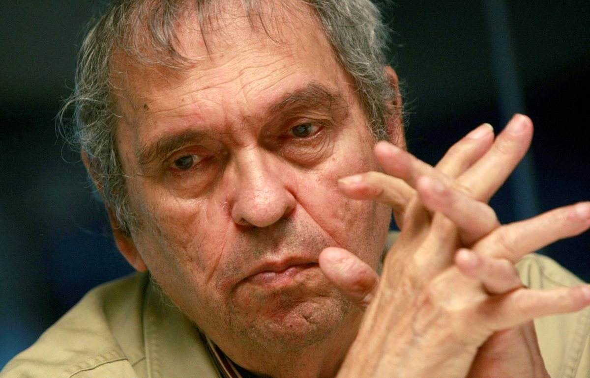 El poeta venezolano Rafael Cadenas, está considerado como uno de los autores más influyentes de la poesía de la década de 1960 de su país, y gana el Premio Reina Sofía de Poesía Iberoamericana. (Foto Prensa Libre: EFE)