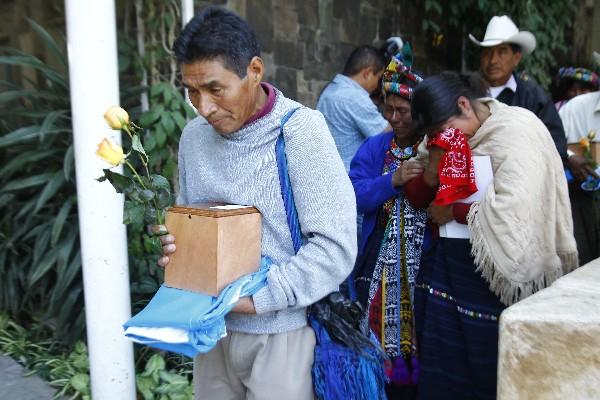 familiares llevan en manos la urna que resguarda las cenizas de Gregorio Can Escún.