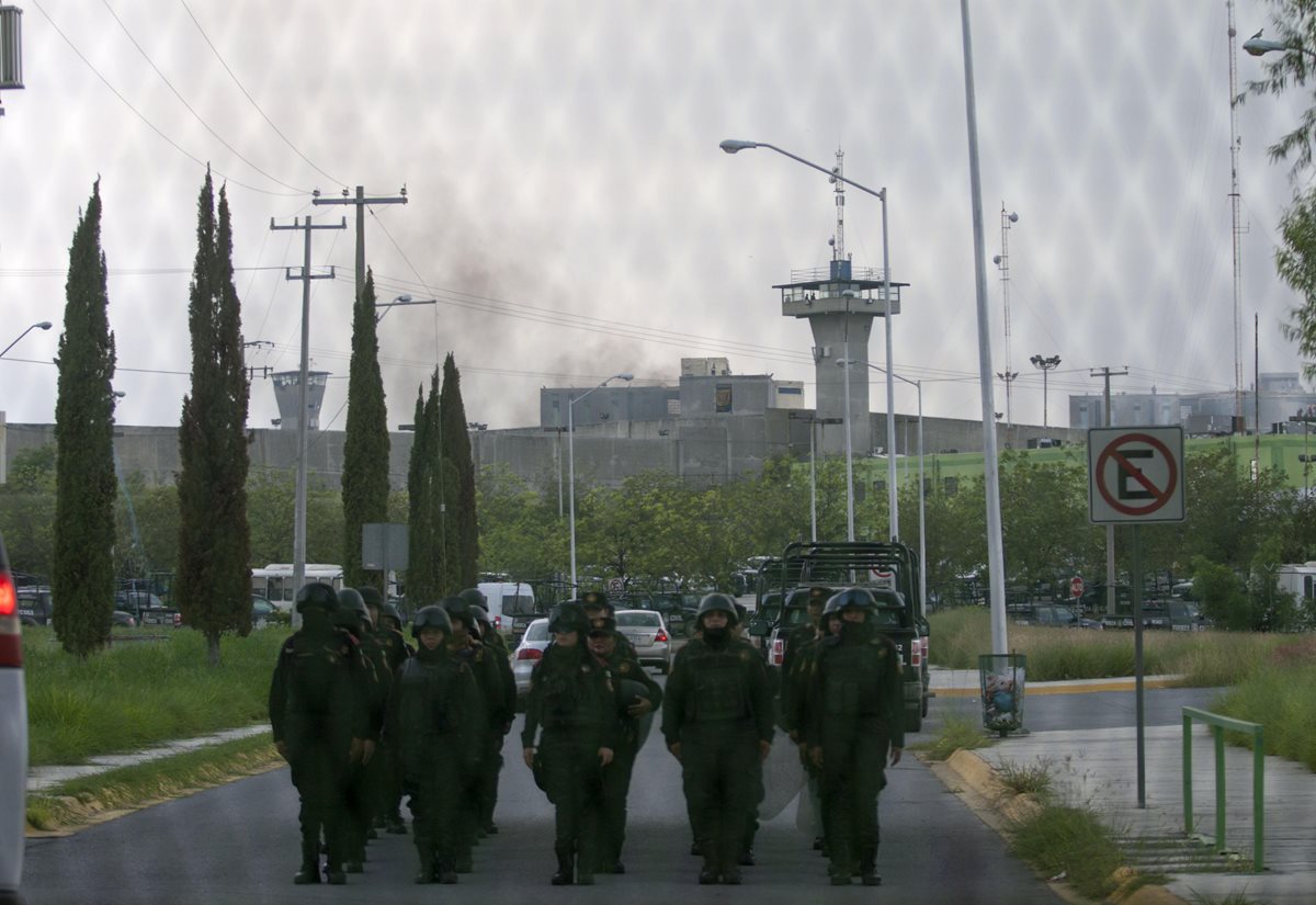 Policías se aprestan a ingresar al penal de Cadereyta en Nuevo León. (Foto Prensa Libre: EFE)