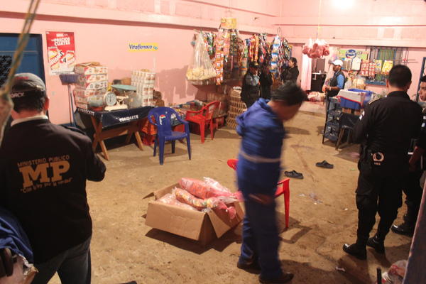 A machetazos, desconocidos asesinaron al caficultor Víctor Manuel Valenzuela y a su madre. (Foto Prensa Libre: Oswaldo Cardona)