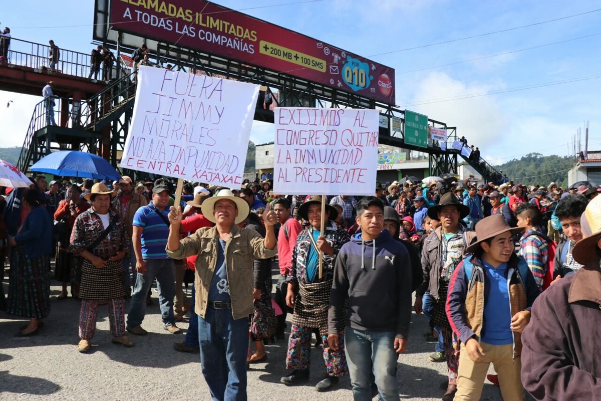 Campesinos de Sololá exigen la renuncia del presidente Jimmy Morales. (Foto Prensa Libre: Héctor Cordero)