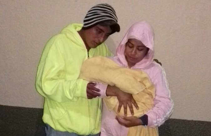 Niño rescatado es entregado a sus padres, en Mazatenango, Suchitepéquez. (Foto Prensa Libre: PNC)