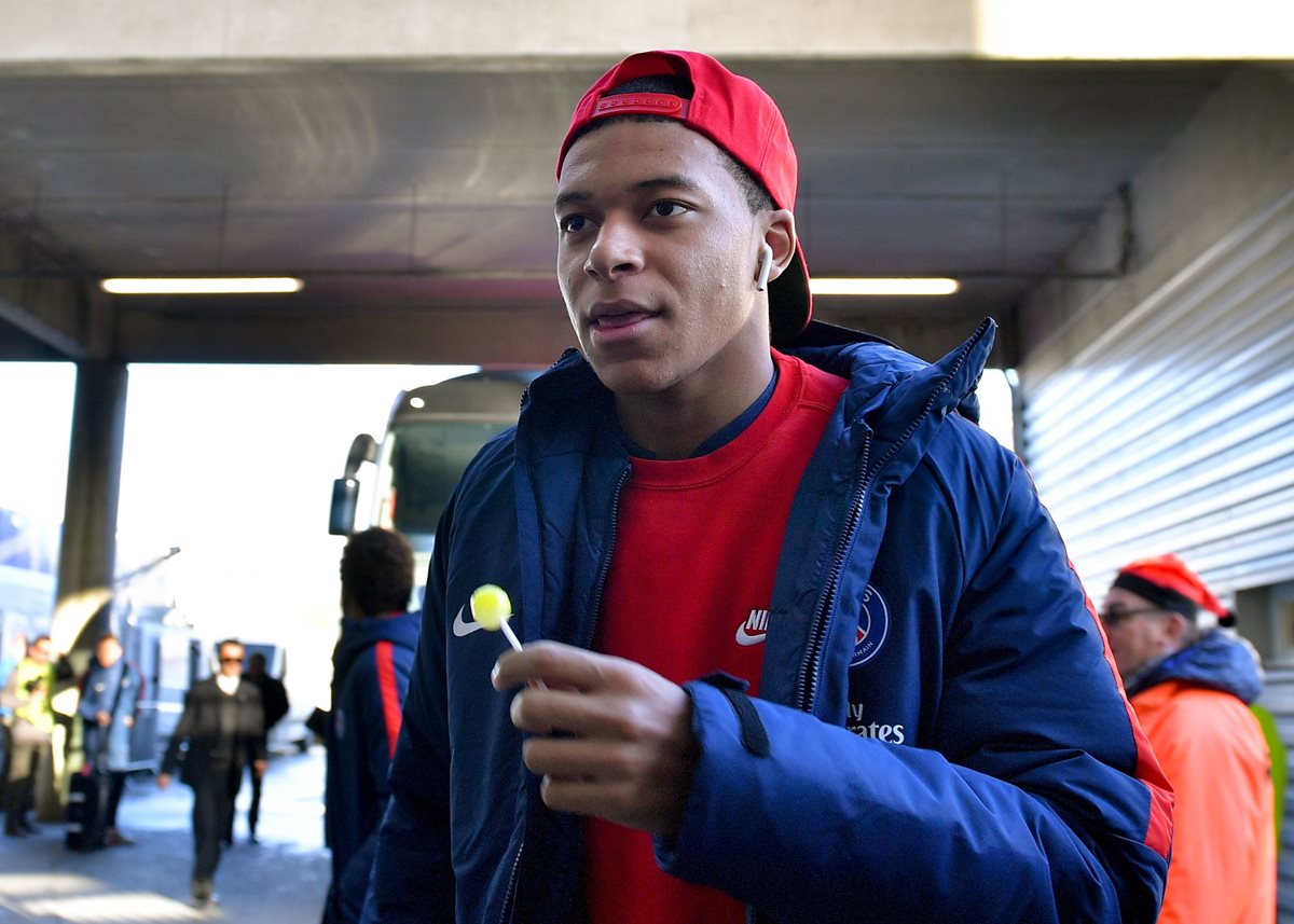 Kylian Mbappé, jugador del PSG, festejará este martes su cumpleaños número 19. (Foto Prensa Libre: AFP)