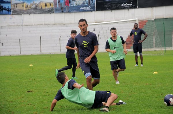 Edwin Chacón en una jugada con el argentino Alejandro Díaz, en el entreno de este viernes en el estadio Pensativo. (Foto Prensa Libre: Carlos Vicente)