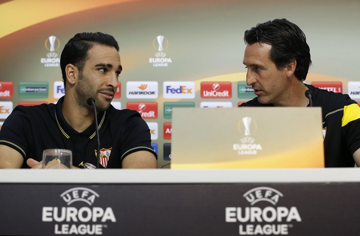 El entrenador del Sevilla, Unai Emery, y el defensa Adil Ramí, durante la rueda de prensa previa al partido de vuelta de la semifinal de la Liga Europa, que jugarán mañana ante el Shakhtar Donetsk. (Foto Prensa Libre: EFE)