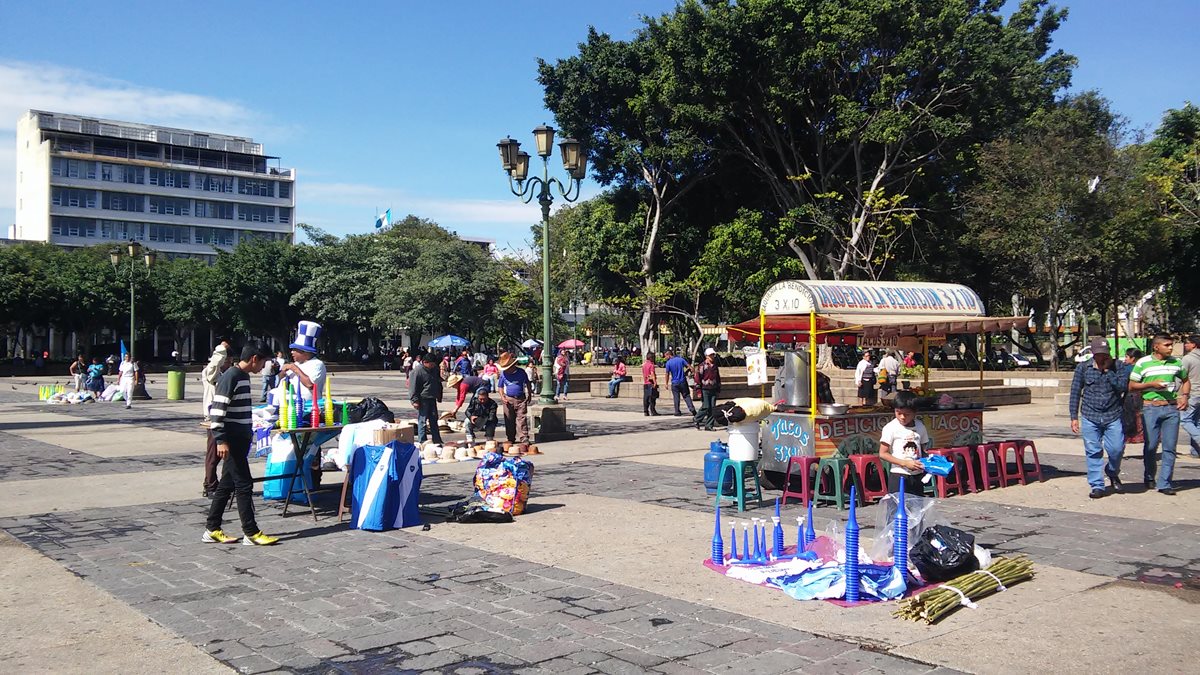 Vendedores informales se encuentran en la Plaza de la Constitución ofreciendo diferentes productos y comida. (Foto Prensa Libre: Natiana Gándara)