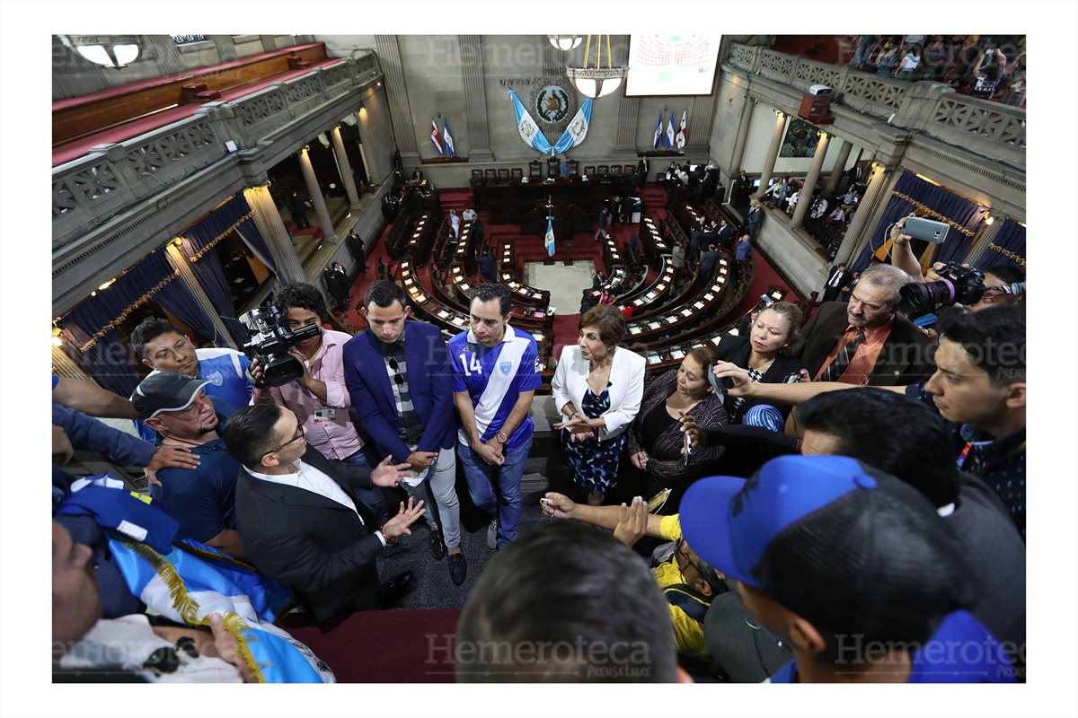 Los futbolistas Marco Pablo Pappa y Carlos Figueroa son recibidos por los diputados Nineth Montenegro y Juan Manuel Giordano, a quienes solicitaron la aprobación de la iniciativa 5421, el 13/3/2016. (Foto: Hemeroteca PL)