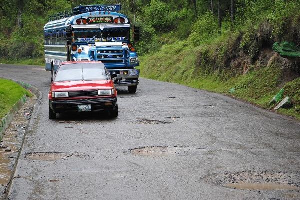 Automovilistas circulan despacio, debido a los baches, por lo que son víctimas de asaltos.