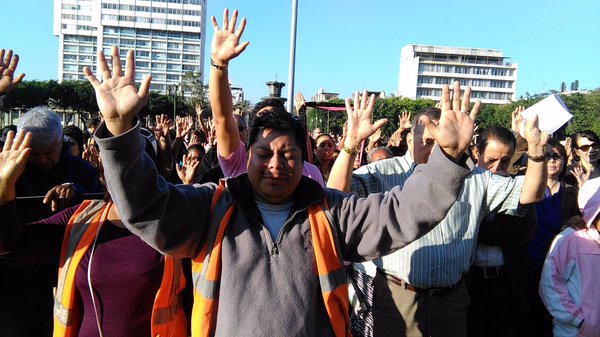 Guatemaltecos oran por el bienestar del país. (Foto Prensa Libre: Urías Gamarro)