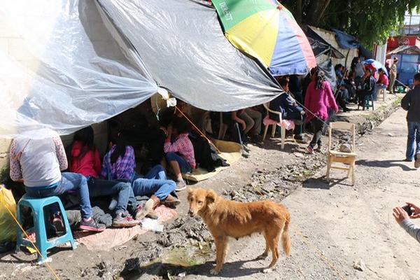 Padres de familia esperan poder inscribir a sus hijos en el Instituto Normal Mixto del Norte Emilio Rosales Ponce de Cobán. (Foto Prensa Libre: Eduardo Sam).