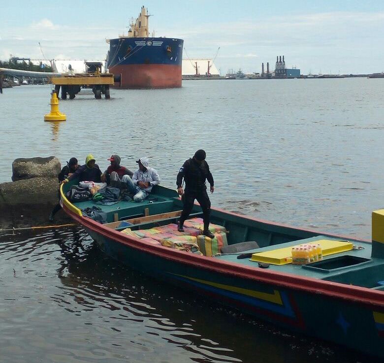 La embarcacion en la que fueron encontrados los paquetes con droga era tripulada por tres hombres de nacionalidad ecuatoriana. (Foto Prensa Libre: Cortesía MP)