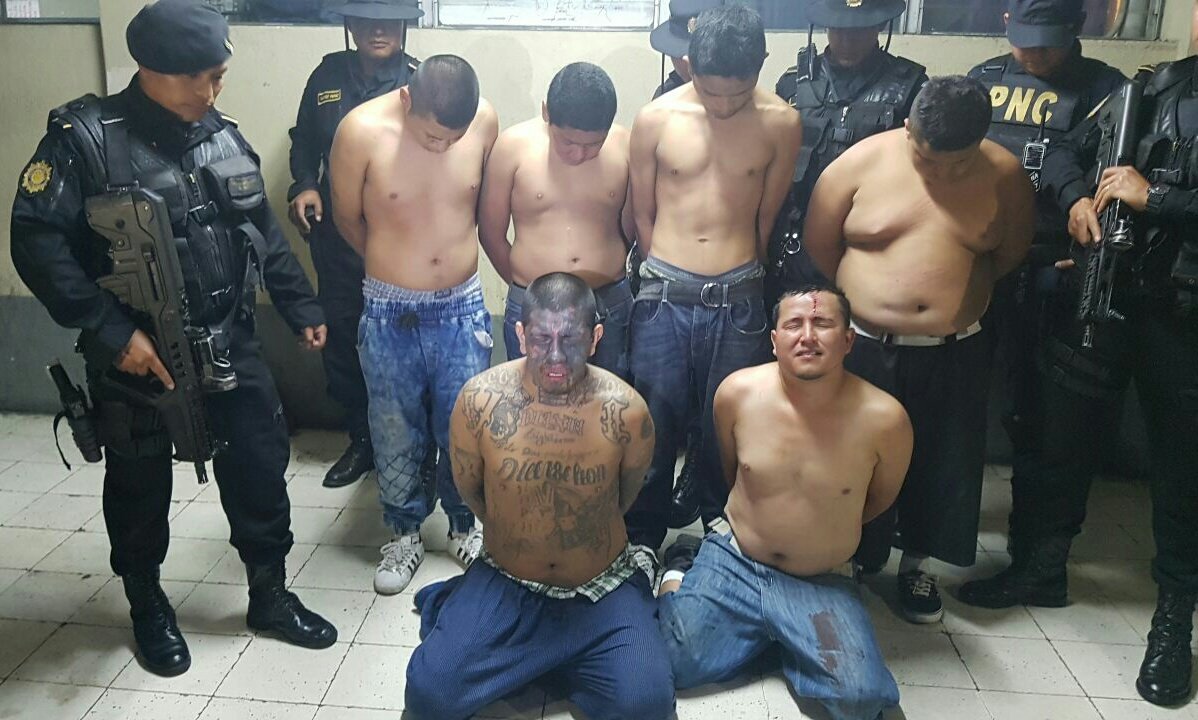 Supuestos pandilleros detenidos en la colonia San Ignacio, zona 7 de Mixco. (Foto Prensa Libre: PNC)