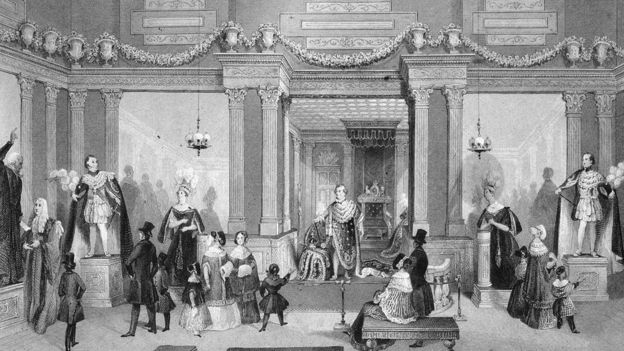 Los visitantes caminaban entre las figuras de cera de los famosos. GETTY IMAGES