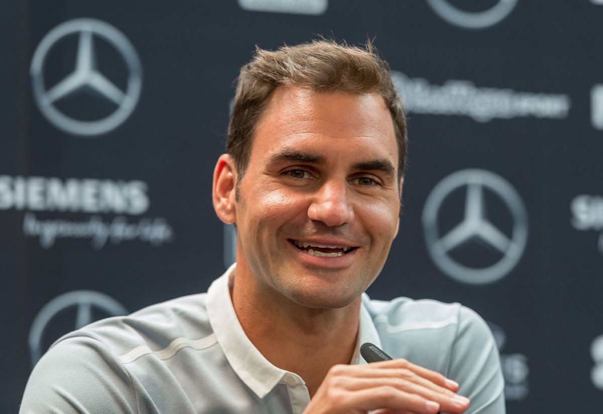 Roger Federer habla en conferencia de prensa, en Alemania. (Foto Prensa Libre: AFP)