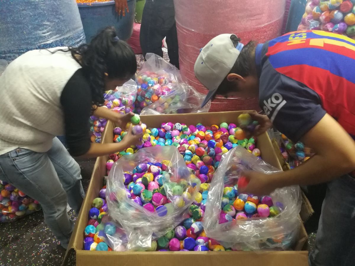 Por la temprana llegada de la Semana Santa, los comerciantes han adelantado la distribución de los cascarones para celebración del carnaval. (Foto Prensa Libre: Urías Gamarro)