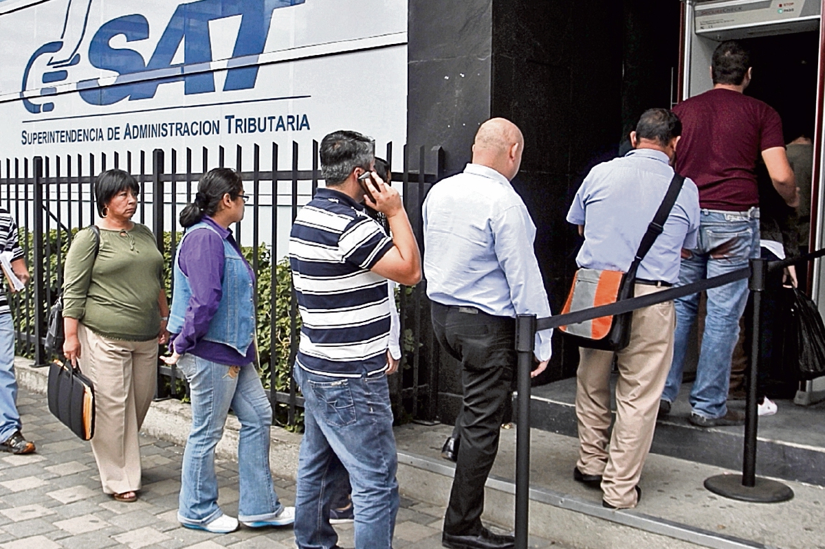 las personas  jurídicas y entidades que están exentas del pago de impuestos incurrieron en anomalías en el 2014 y fueron ajustadas por la SAT. (Foto Prensa Libre: OSCAR RIVAS)