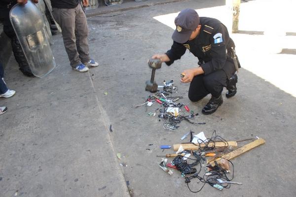 Un agente de la PNC destruye los objetos incautados en requisa de cárcel en la cabecera de Jutiapa. (Foto Prensa Libre: Óscar González)