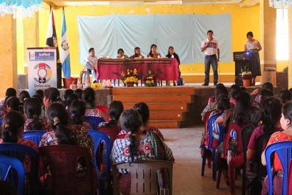 Mujeres comparten testimonios de maltrato familiar, durante festival comunitario. (Foto Prensa Libre: Ángel Julajuj)