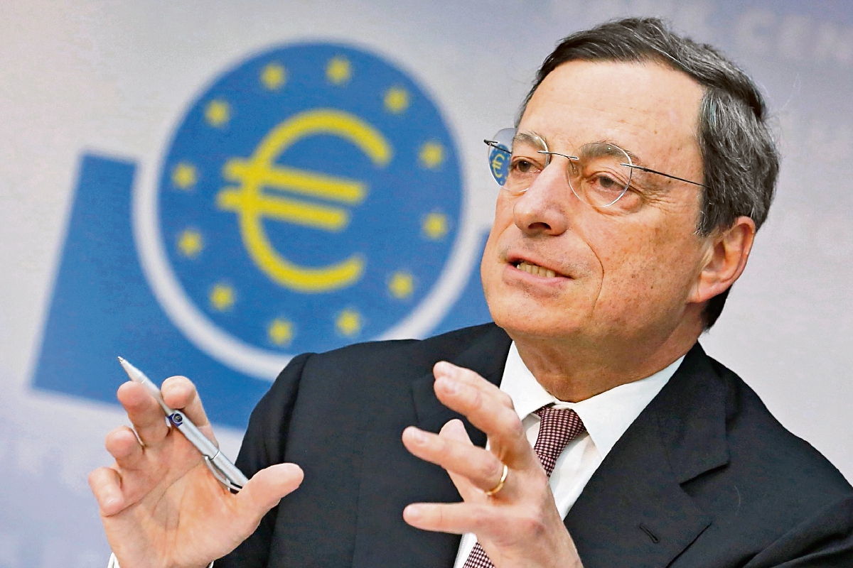 El Director del Banco Central Europeo, el italiano Mario Draghi, presiona al gobierno griego a que adopte más medidas para ordenar su economía. (Foto, Prensa Libre:AP)
