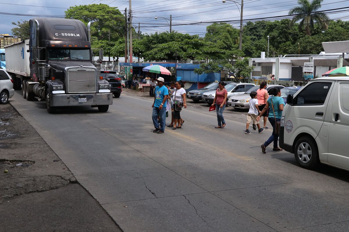 Vecinos se arriesgan a ser arrollados por falta de pasarela en la avenida Centroamérica de Escuintla.(Foto Prensa Libre: Enrique Paredes)