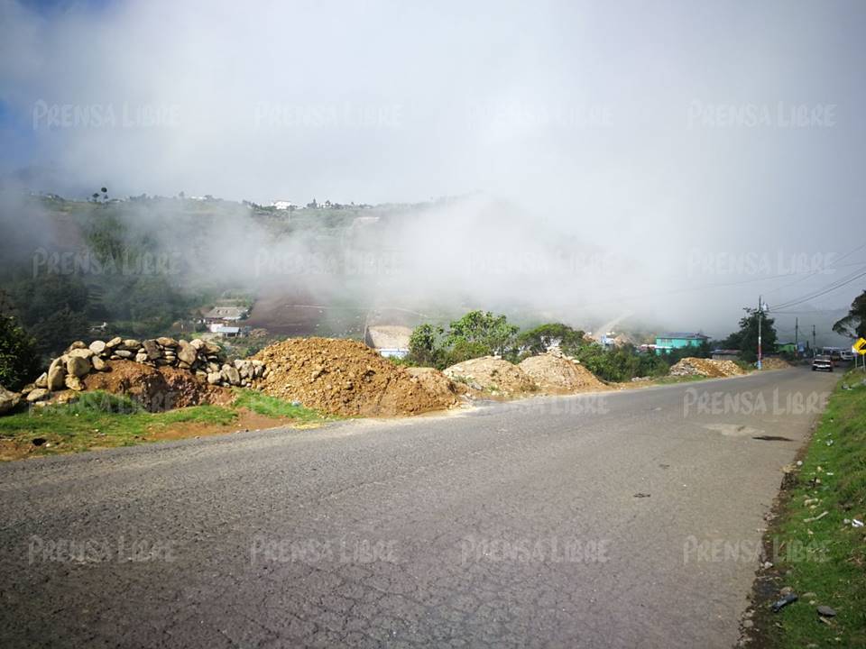 El paso de vehículos entre Ixchiguán y Tajumulco, San Marcos, amaneció despejado este miércoles. (Foto Prensa Libre: Estuardo Paredes)